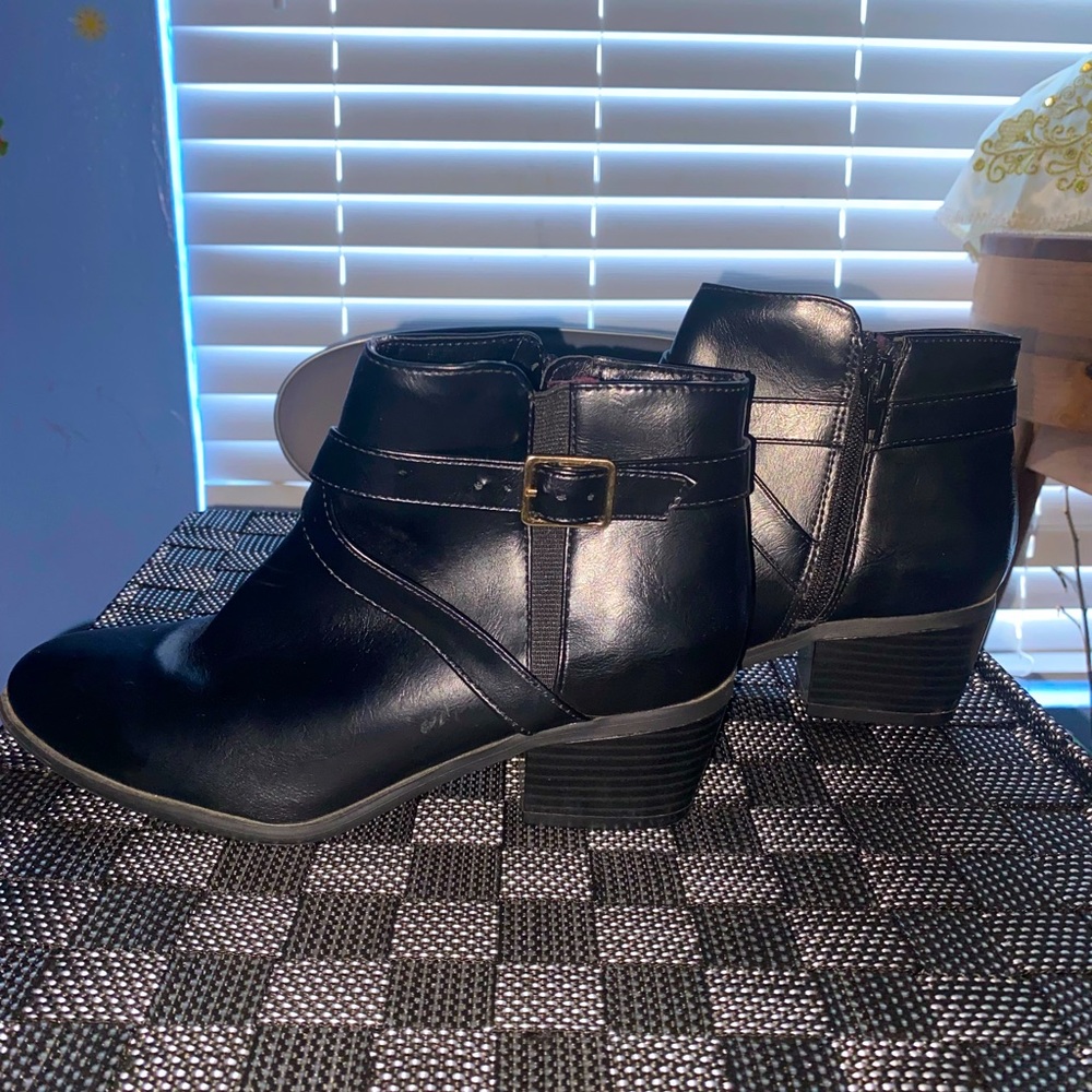 Size 5 Karen Scott booties